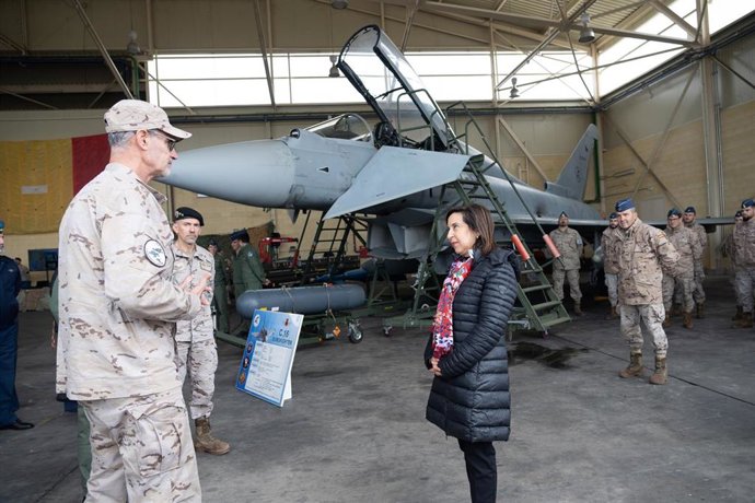 La ministra de Defensa, Margarita Robles, junto a un caza Eurofighter de la base de Morón
