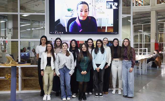 Las estudiantes que han presentado sus trabajos posan junto a la protagonista del vídeo, Marta Melero (en pantalla).