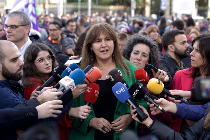 La presidenta de Junts, Laura Borràs, realitza unes declaracions a la premsa, abans de la manifestació del 8M.