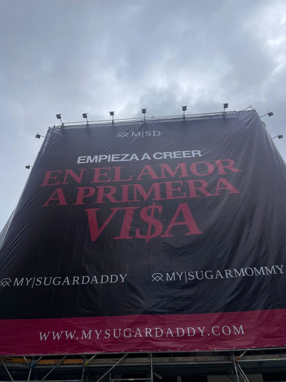 Lona publicitaria de una web de 'sugardaddies' en Madrid