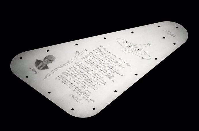 Este lado de una placa conmemorativa montada en la nave espacial Europa Clipper de la NASA presenta el escrito a mano de la poeta laureada estadounidense Ada Limón "En elogio del misterio: un poema para Europa".
