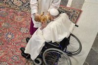 El Papa acude a una iglesia de Roma a confesar a varios fieles y lee la homilía tras una semana con gripe