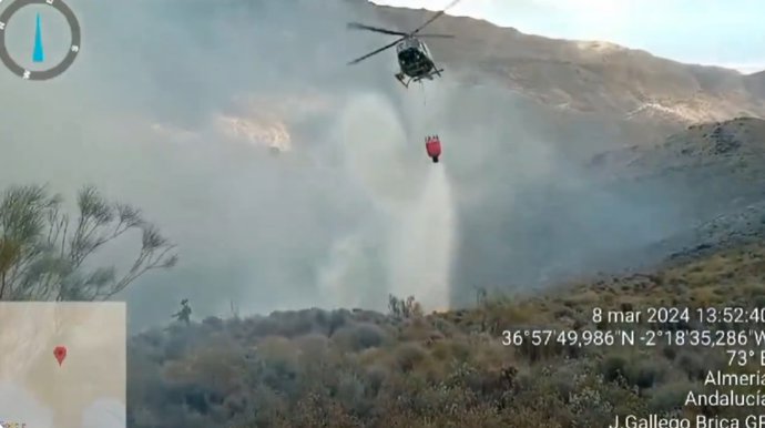 Extinción del incendio en el paraje Barranco Colativ de Almería.