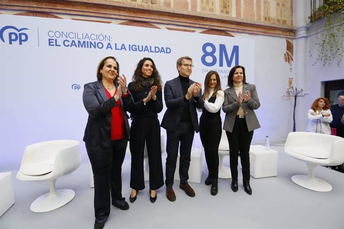 Alberto Núñez Feijóo junto a las participantes del coloquio del PP sobre el 8M.