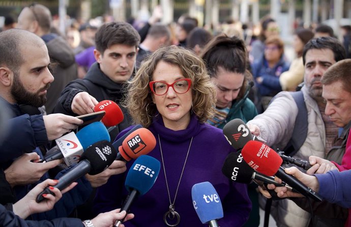La consellera d'Igualtat i Feminismes de la Generalitat, Tània Verge, abans de la manifestació unitària a Barcelona pel Dia Internacional de la Dona