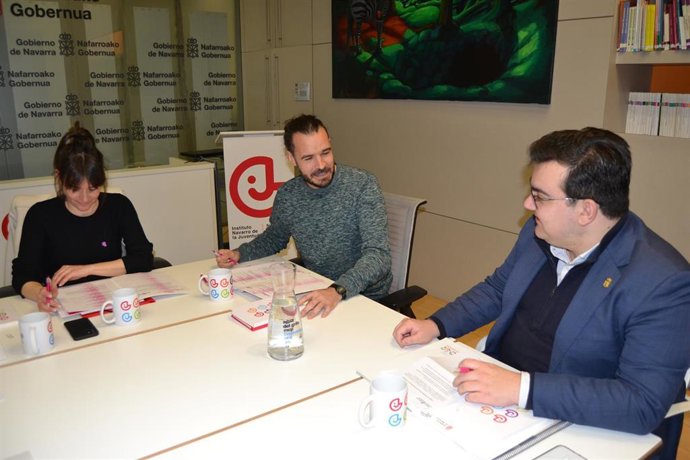 De izquierda a derecha, la vicepresidenta tercera, Begoña Alfaro; el Director Gerente del INJ, Txema Burgaleta; y el presidente del Consejo de la Juventud de Navarra, Alberto Guijarro.