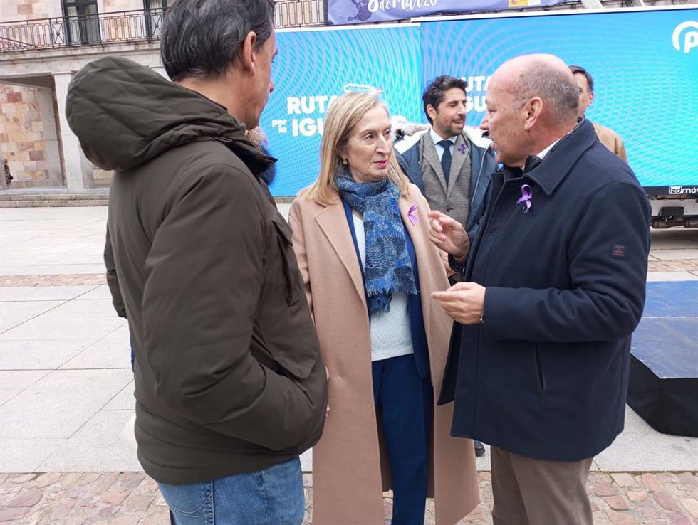 La secretaria de Sanidad del Partido Popular, Ana Pastor, charla con representantes del PP de Zamora.