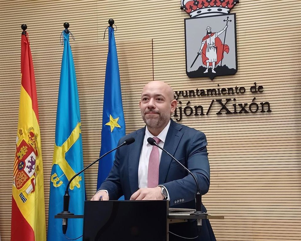 Archivo - El concejal de Medio Ambiente y Sostenibilidad del Ayuntamiento de Gijón, Rodrigo Pintueles (PP), en rueda de prensa en el Consistorio gijonés. (Archivo)
