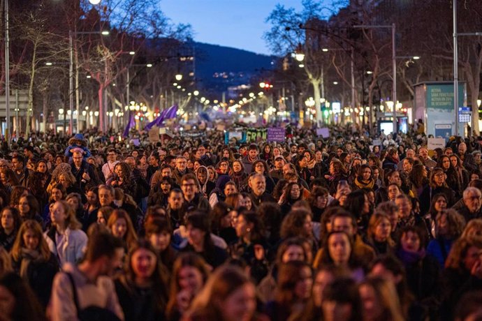 Cientos de personas durante la manifestación del 8M, a 8 de marzo de 2024, en Barcelona, Catalunya (España). Con motivo del Día Internacional de la Mujer, la portavoz de la comisión de comunicación de Asamblea 8M Natàlia Cámara ha señalado que quieren "de
