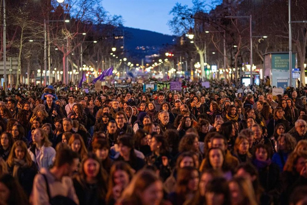 Cientos de personas durante la manifestación del 8M, a 8 de marzo de 2024, en Barcelona, Catalunya (España). Con motivo del Día Internacional de la Mujer, la portavoz de la comisión de comunicación de Asamblea 8M Natlia Cámara ha señalado que quieren "