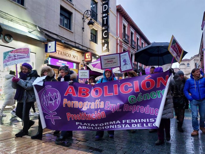 Manifestación convocada por el Movimiento Feminista, una de las dos que se han celebrado este 8M en León.