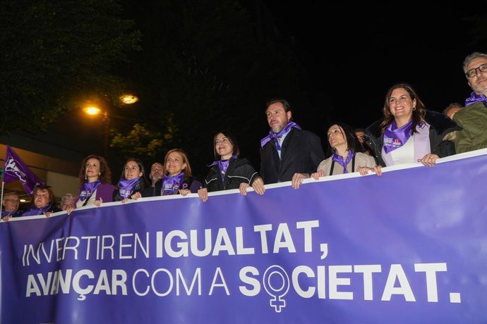Los ministros Óscar Puente y Diana Morant, durante la manifestación del 8M en Valncia