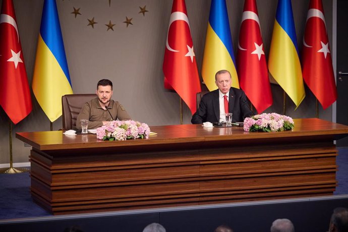 Archivo - El presidente de Ucrania, Volodimir Zelenski, junto a su par turco, Recep Tayyip Erdogan