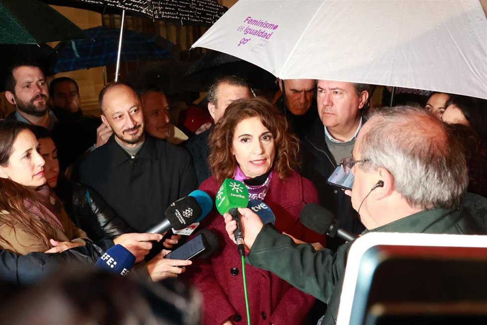 La vicepresidenta primera del Gobierno y ministra de Hacienda, María Jesús Montero, en una atención a medios con motivo de la manifestación del 8M en Sevilla capital.