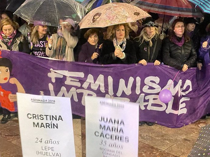 La secretaria general del PSOE de Huelva y senadora, María Eugenia Limón, tras la pancarta en la manifestación del 8M en Huelva.