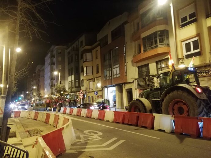 Los agricultores riojanos han salido a las calles de Logroño este viernes por la tarde con sus tractores de forma aislada