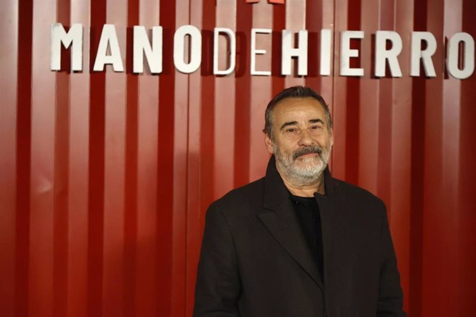 El actor Eduard Fernández posa durante la presentación de la serie 'Mano de hierro' 