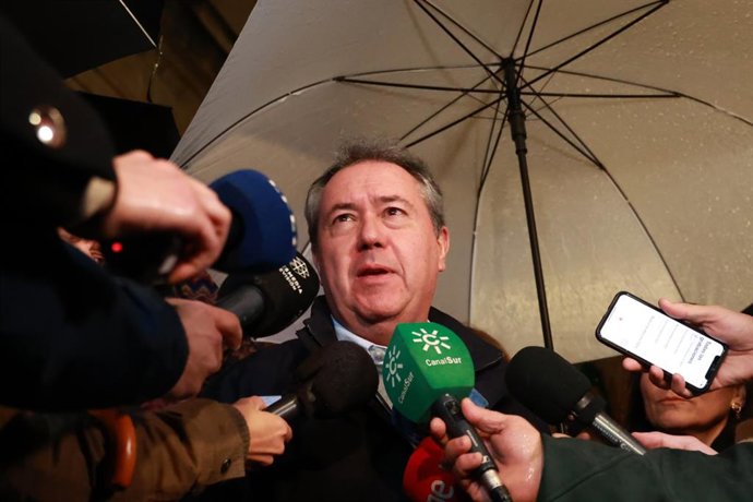 El secretario general del PSOE de Andalucía, Juan Espadas, en la manifestación del 8M en Sevilla.