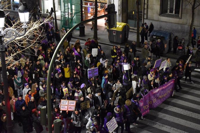 Más de 8.000 personas recorren las calles de Santander para reivindicar la lucha feminista, en el 8M