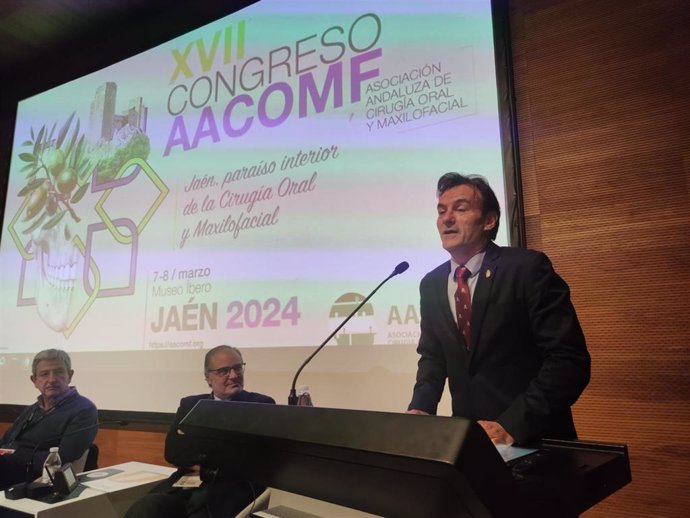 El alcalde de Jaén, Agustín González, durante la clausura del XVII Congreso de la Asociación Andaluza de Cirugía Oral y Maxilofacial.