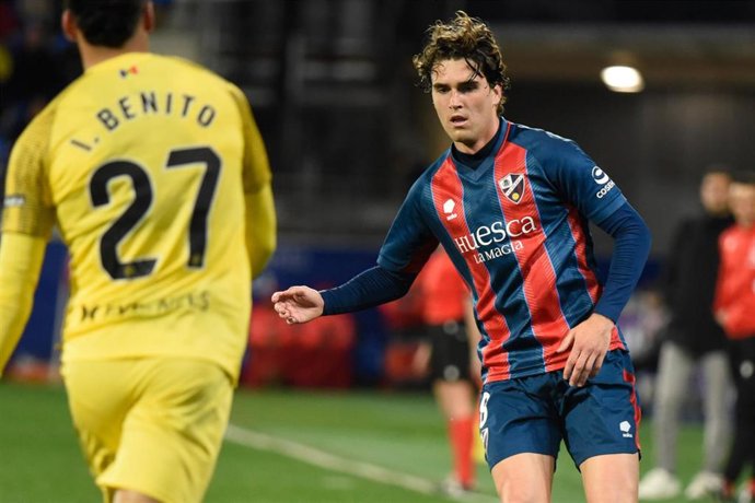 Javi Martínez, durante un partido con la SD Huesca.