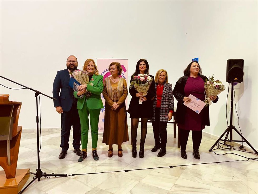 Autoridades posan junto a las premiadas.
