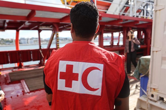 Archivo - September 22, 2023, Marseille, France: View of a Red Cross and Red Crescent member on the humanitarian and rescue ship Ocean Viking calling at the French Mediterranean port of Marseille. The Ocean Viking, the ship, chartered by the NGO SOS Méd