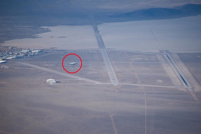 Archivo - December 25, 2020, Nevada, United States: PICTURE SHOWS: Picture angle two of Area 51 hanger showing a black, triangular shape visible inside............STORY COPY:..These intriguing photographs show a mysterious shape in an Area 51 hanger. ..