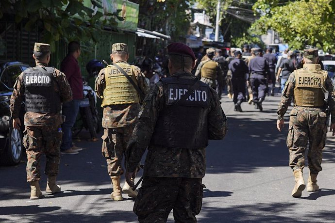 Archivo - December 24, 2022, San Salvador, El Salvador: Soldiers search for gang members ..Police and military perform a siege in the Tutunichapa Community, a historical point for drug trafficking in the Salvadoran capital, as part of the Salvadoran gover