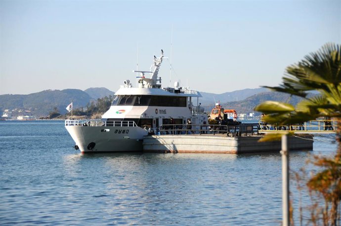 Archivo - Barco en las costas de Tongyeong, en el sur de Corea del Sur.