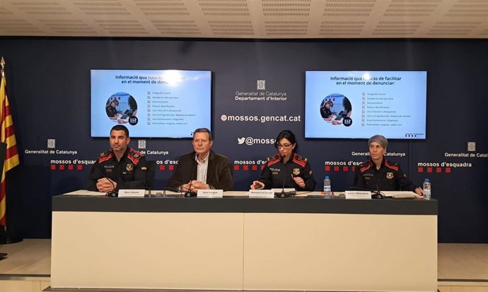 La portavoz de Mossos Montserrat Escudé, el jefe de la unidad de investigación de Tarragona Marc Bayon; la jefa de la Oficina de Atención a Familias de Personas Desaparecidas Laura Villanueva, y el padre de la desaparecida Cristina Bergua, Juan Bergua.