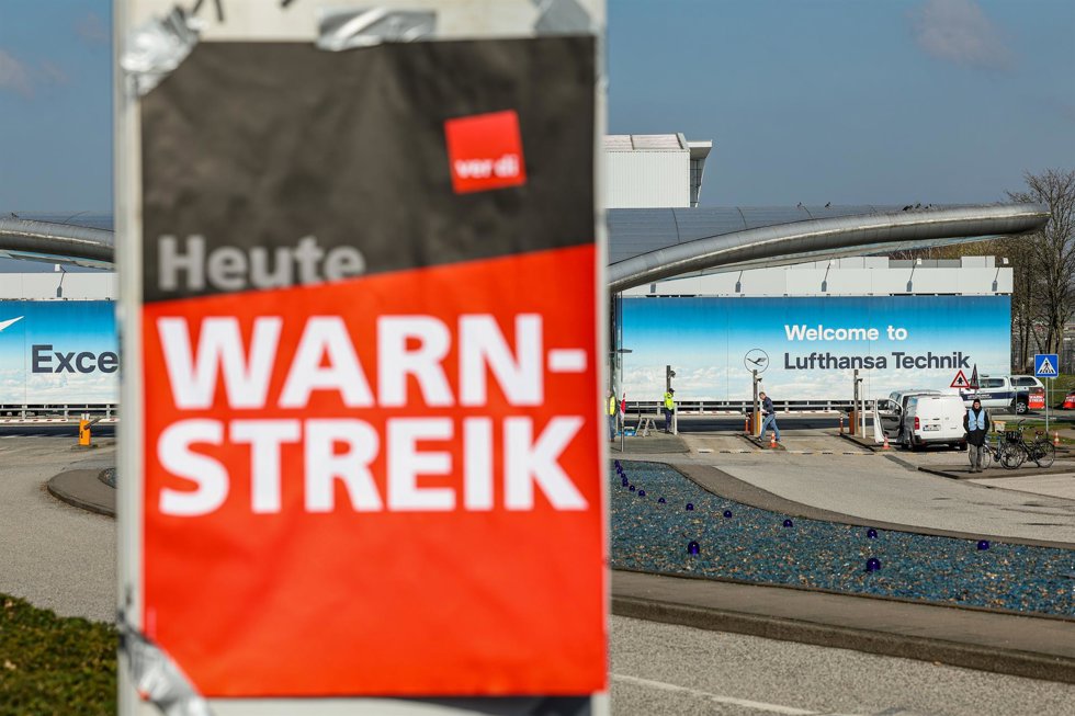 08 March 2024, Hamburg: Employees demonstrate in front of the Lufthansa Technik premises in Hamburg. 