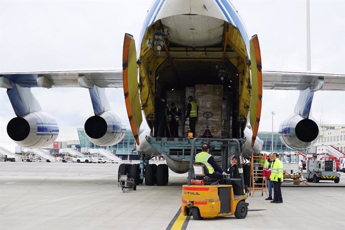 Archivo - Llegada de un cargamento con material sanitario al aeropuerto de Son Sant Joan.