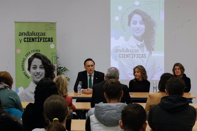 El consejero de Universidad, Investigación e Innovación, José Carlos Gómez Villamandos, presenta una campaña por el 8M para visibilizar el trabajo de mujeres científicas en Andalucía.