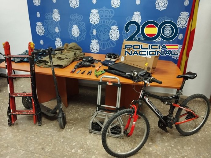 Efectos intervenidos tras una detención por robos en Málaga.