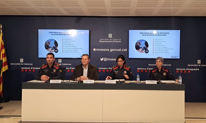 La portaveu de Mossos Montserrat Escudé, el cap de la unitat d'investigació de Tarragona Marc Bayon; la cap de l'Oficina d'Atenció a Famílies de Persones Desaparegudes Laura Villanueva, i el pare de la desapareguda Cristina Bergua, Juan Bergua