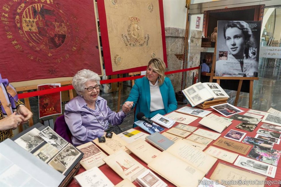 María Teresa Cervantes entrega parte de su legado al archivo municipal de Cartagena