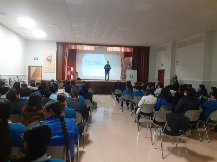 El coordinador del Instituto Andaluz de la Juventud (IAJ) en Almería, Diego Martínez, ofrece una charla en el colegio María Inmaculada  (Almería).