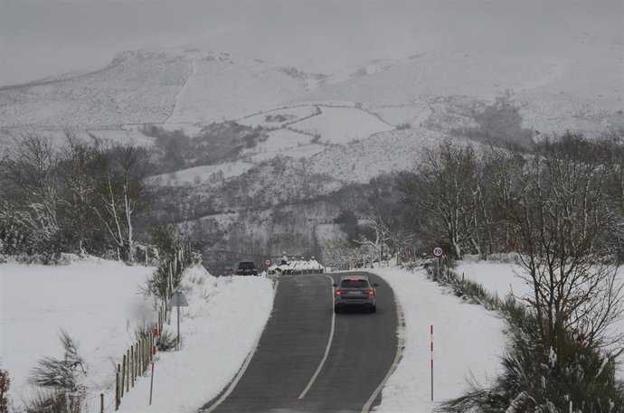 Dos coches circulan por un paisaje nevado, a 24 de febrero de 2024, en Chandrexa de Queixa, Ourense, Galicia (España). La Agencia Estatal de Meteorología (AEMET) ha avisado de riesgo por nieve en la provincia de Ourense, y se espera que las temperaturas m