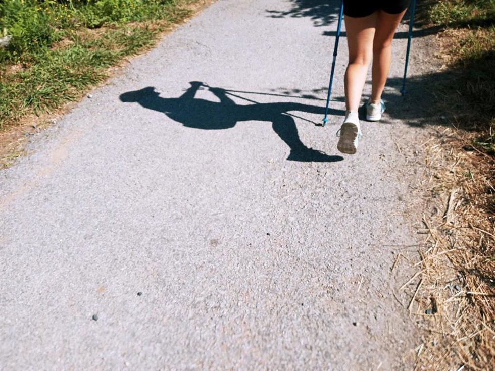 Una peregrina durante su Camino de Santiago, en una imagen de recurso.