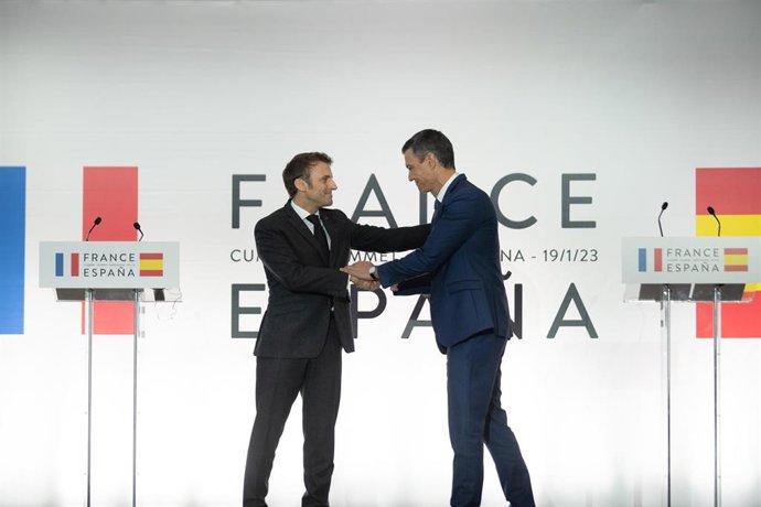 Archivo - El presidente de Francia, Emmanuel Macron (i) y el presidente del Gobierno, Pedro Sánchez (d), posan tras la firma de un Tratado de Amistad en Barcelona