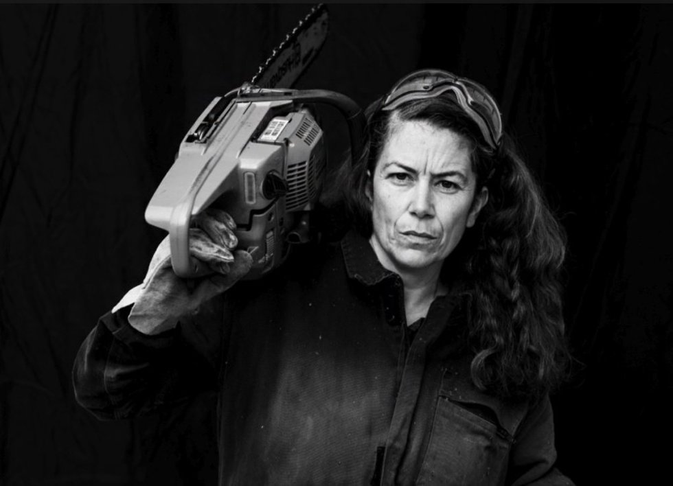 La instantánea 'Motoserrista', de Patricia Sierra Bonet, tercer premio del concurso 'Mujeres que transforman'.