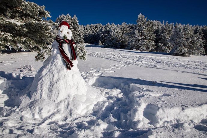 Archivo - Muñeco de nieve en la Sierra de Guadarrama, a 7 de enero de 2024, en Madrid (España).