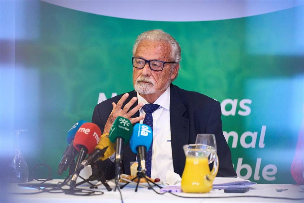Archivo - El Defensor del Pueblo Andaluz, Jesús Maeztu, en un desayuno informativo para presentar los actos conmemorativos del 40 aniversario de la institución en el Parlamento de Andalucía, a 28 de noviembre de 2023 en Sevilla. (Foto de archivo).