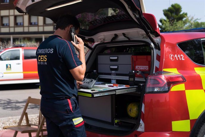 Archivo - Un bombero del CEIS La Rioja, en un dispositivo.