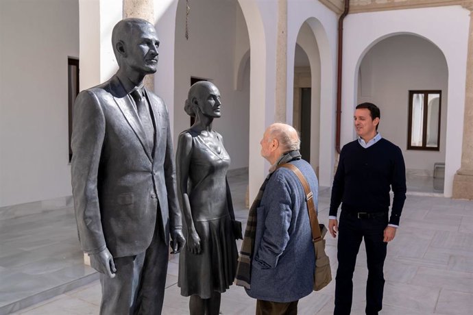 El artista Antonio López, acompañado del presidente de la Diputación de Almería, Javier Aureliano García, frente a las esculturas de Don Felipe y Doña Letizia en el Museo del Realismo Español Contemporáneo de Almería (Murec).