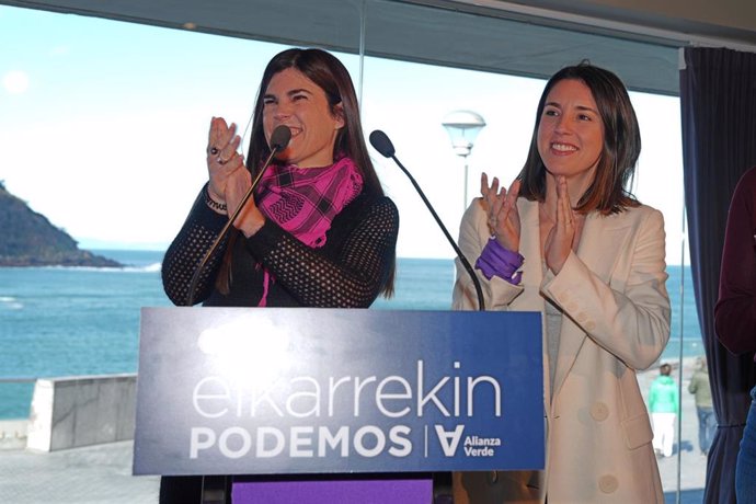 La candidata de Elkarrekin Podemos a Lehendakari, Miren Gorrotxategi, y la exministra de Igualdad y candidata de Podemos a las elecciones europeas, Irene Montero en un acto con mujeres en San Sebastián