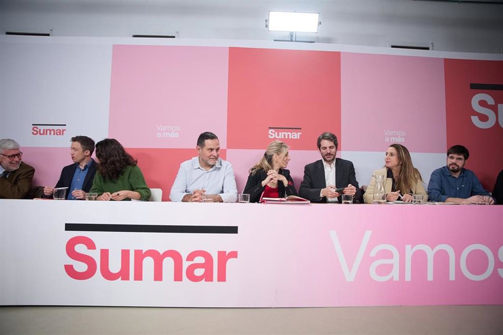 Archivo - El diputado de Sumar en el Congreso, Iñigo Errejón (1i), la vicepresidenta del Gobierno y líder de Sumar, Yolanda Díaz (4d), y el ministro de Cultura, Ernest Urtasun (3d), durante su intervención al inicio de la reunión del Grupo Promotor de S