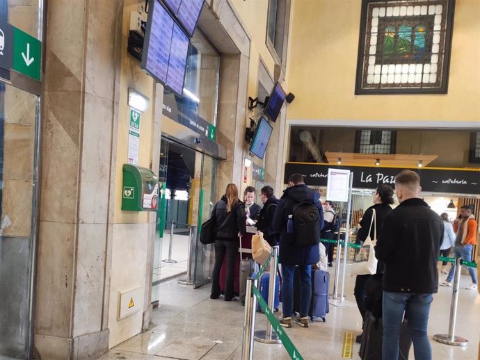 Archivo - Pasajeros en la estación de tren de Oviedo.