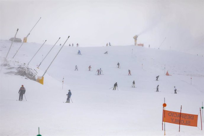 Archivo - Inauguración de la temporada de esquí en Sierra Nevada (Granada), en imagen de archivo.